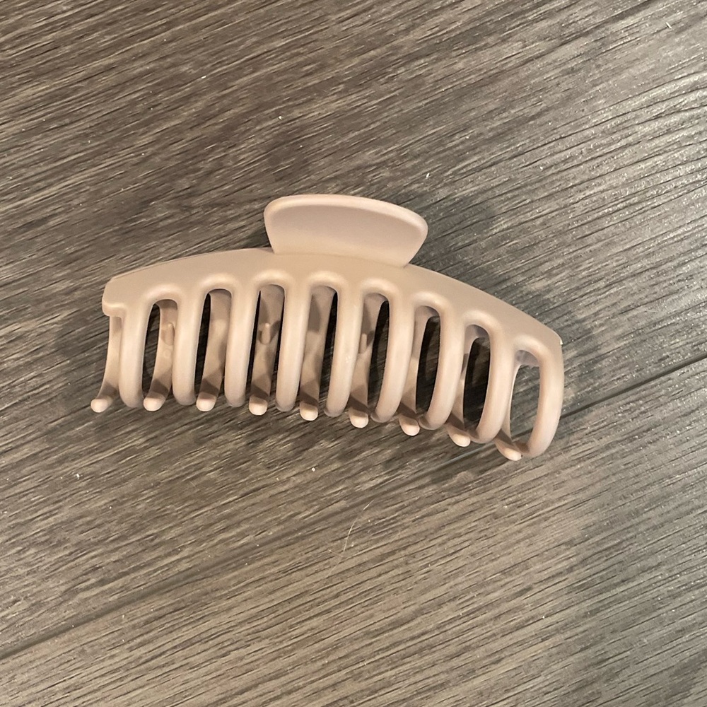 Tan claw clip